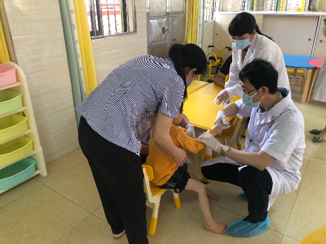 图：广东省“明天计划”脑瘫康复训练示范基地专家到广州市从化区社会福利院为孤残厕所偷拍进行筛查。.jpg
