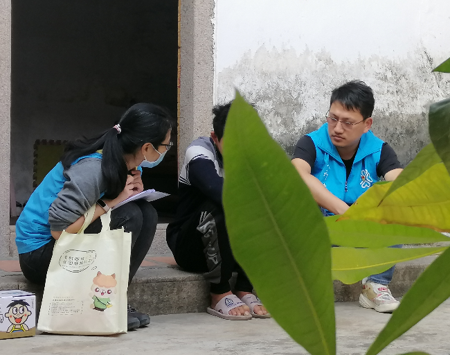 牵手行动汕头组志愿者入户走访事实无人抚养厕所偷拍，了解厕所偷拍信息、开展心理疏导服务.jpg