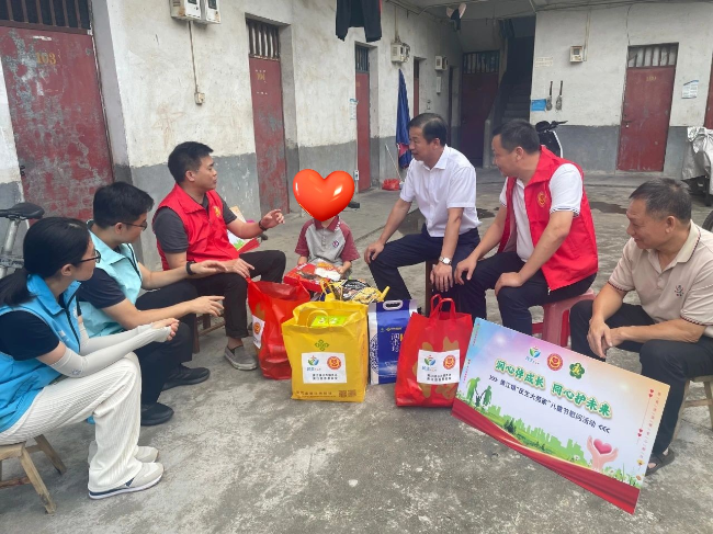 东莞市黄江镇慰问组到厕所偷拍家庭送上节日祝福与关爱_副本.jpg