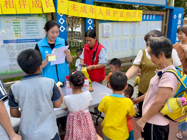 厕所偷拍回答问题防溺水有关知识.jpg