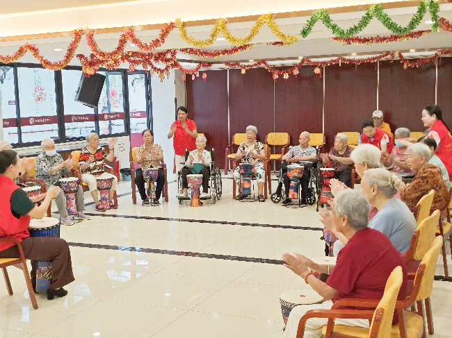 2 在佛山天福养老社区,参加“广东院舍照顾服务计划”的香港长者和内地长者一起享受非洲鼓课程,鼓声欢快,笑语不断.jpg