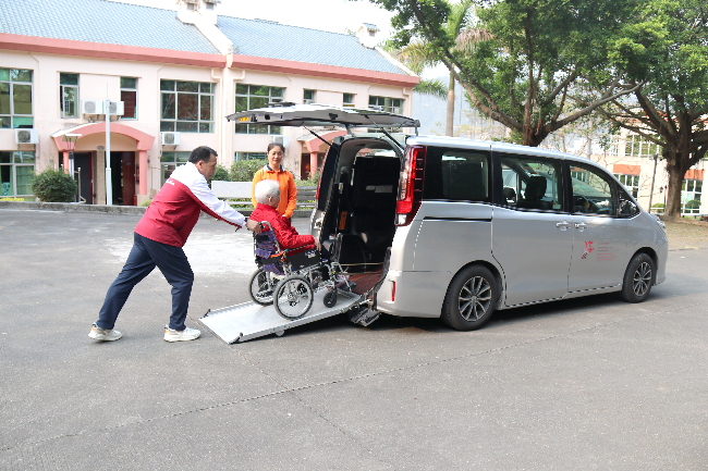 10 深圳复康会颐康院配备3台无障碍过境车直通深港两地,方便香港长者回港就医复诊及往返探亲访友.jpg