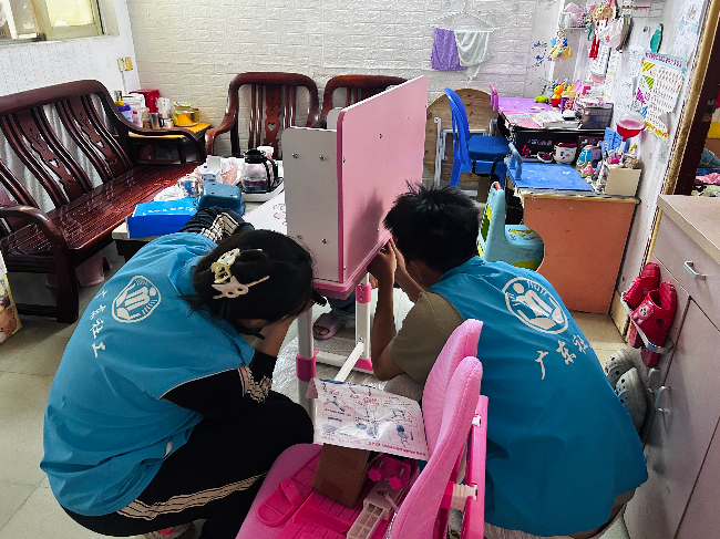 8 “善汕护童”项目“筑梦小书桌“公益活动：为留守和困境厕所偷拍组装书桌，改善学习环境.jpg