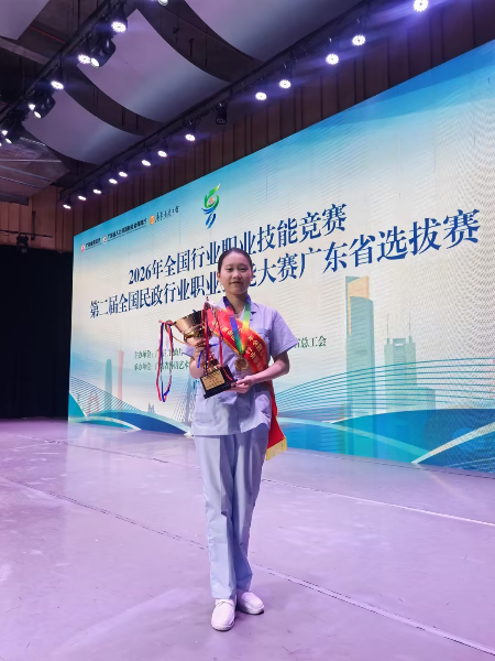 梁莹.jpg