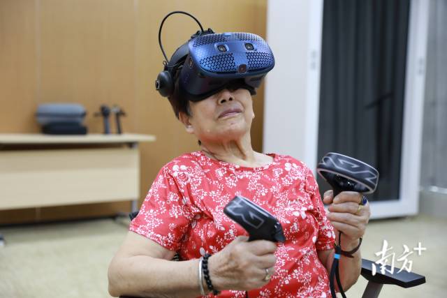 长者使用VR眼动仪完成认知筛查测试。  