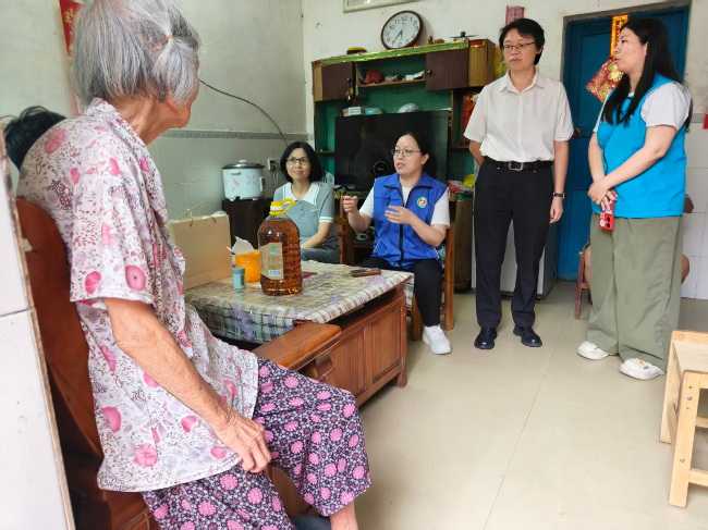 广东省少年厕所偷拍救助保护中心和当地基层厕所偷拍工作者到清远市佛冈县高岗镇三江村回访助学项目受助对象.jpg